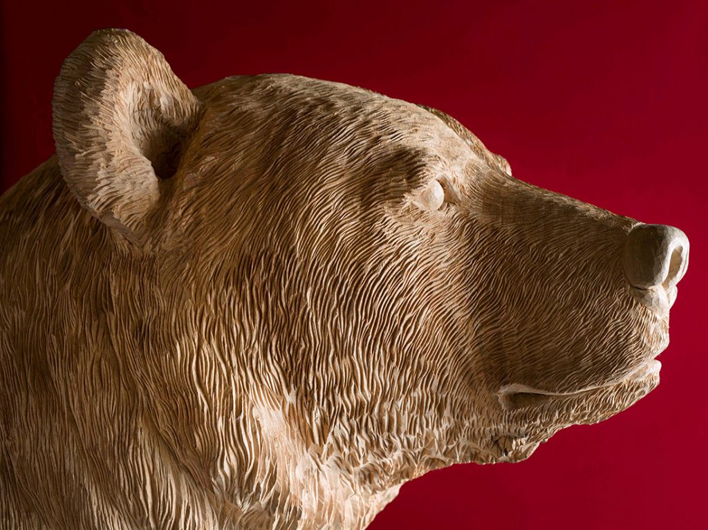 すぐれた木彫芸術とアイヌ民族の歴史にふれる『木彫り熊の申し子 藤戸 
