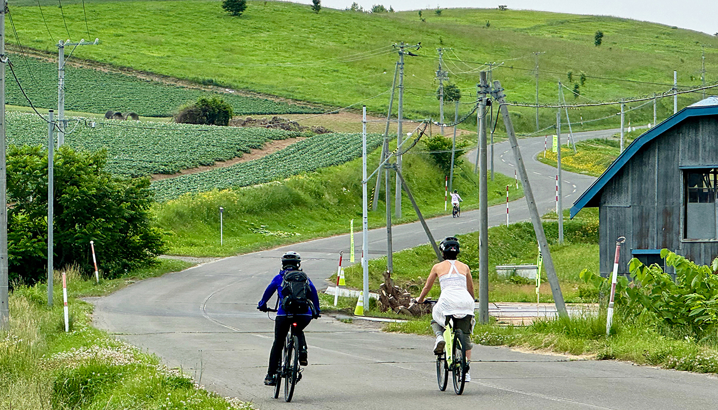 電動自転車で富良野を走ってピザづくり＆ワイナリーへ！ 動物にも癒やされる旅【後編】