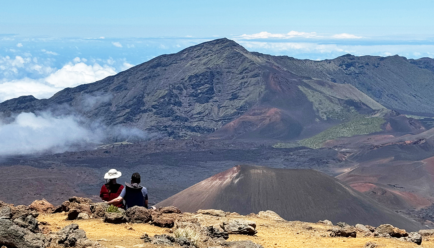 ハワイ・マウイ島の聖地「ハレアカラ山」で､火口をトレッキングの大冒険