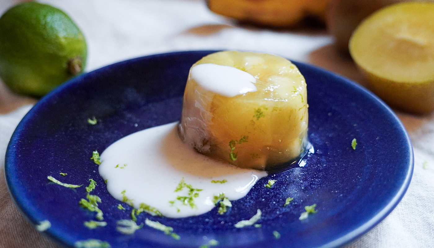 週１回からはじめる新･食習慣ヴェルヌ華子の｢プラントベース」レシピ㉗ バナナとキウイのライムゼリー　ココナッツソース添え