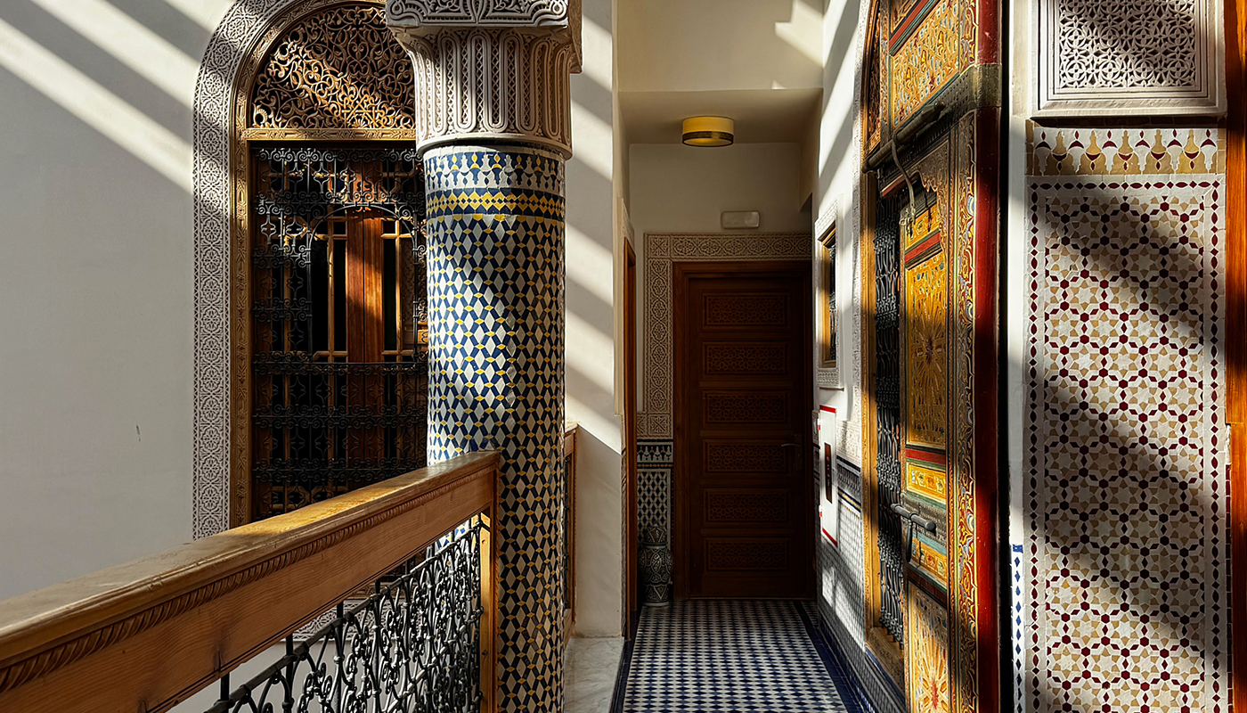 モロッコの伝統家屋「リアド」をリノベーションしたホテルで､“外に閉じ内に開く”暮らしを体感