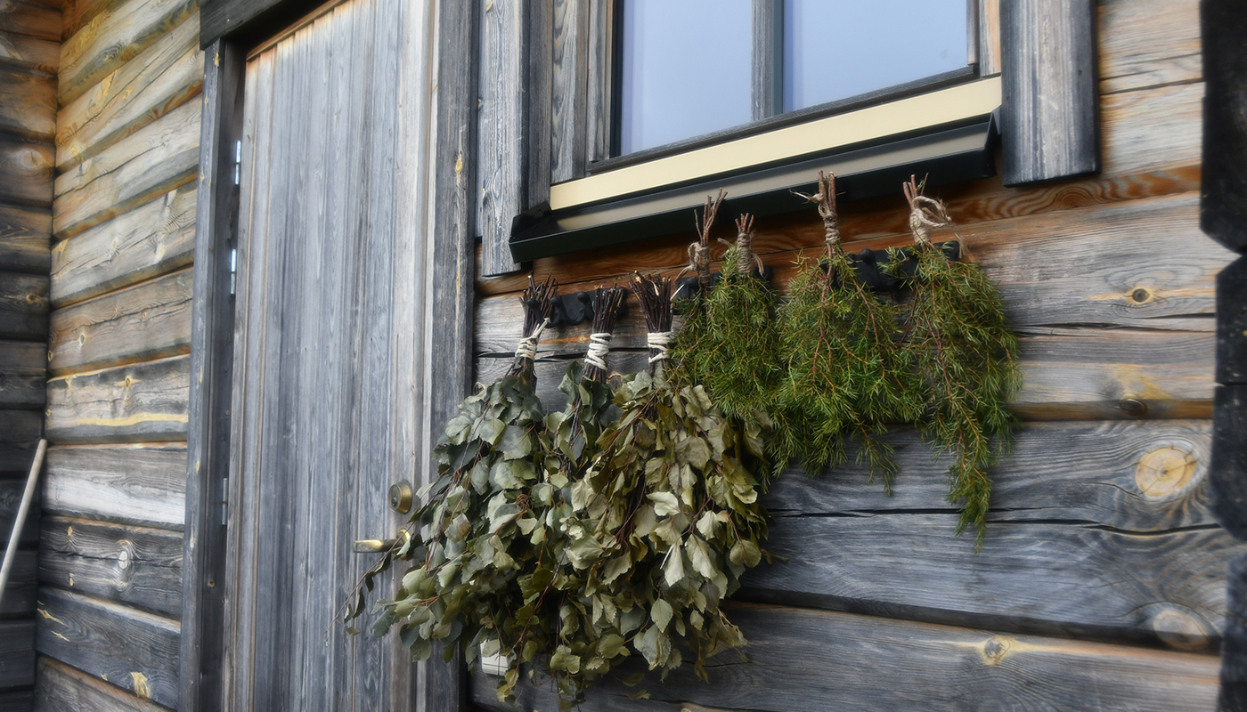 森の木々と炎、ハーブ、河原の石、湖水の恵みで心身がととのう！　本場フィンランドの伝統的なスモークサウナ