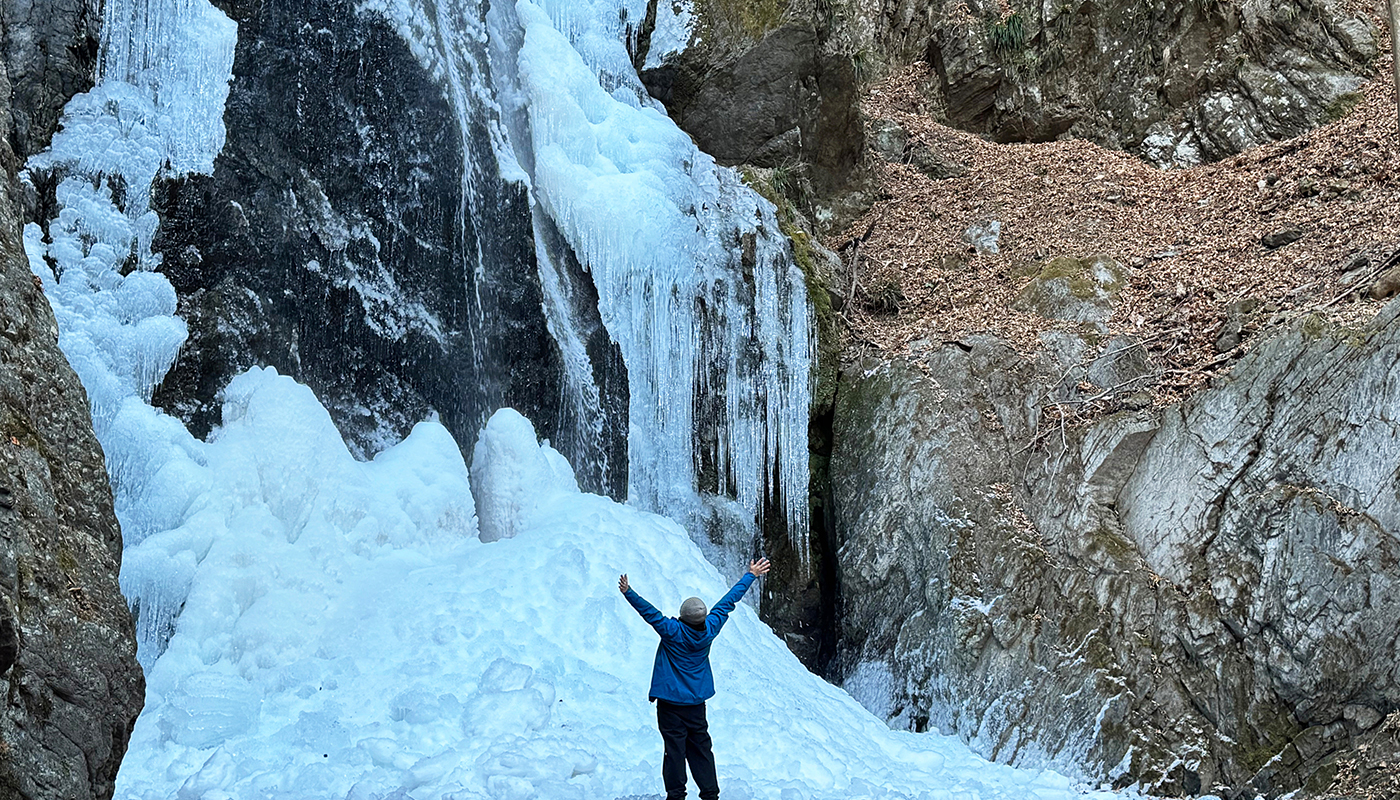 知られざる東京の宝！　奥多摩にひっそりと佇む、神秘の氷瀑と源泉掛け流しの温泉＆地酒を楽しむデイトリップ