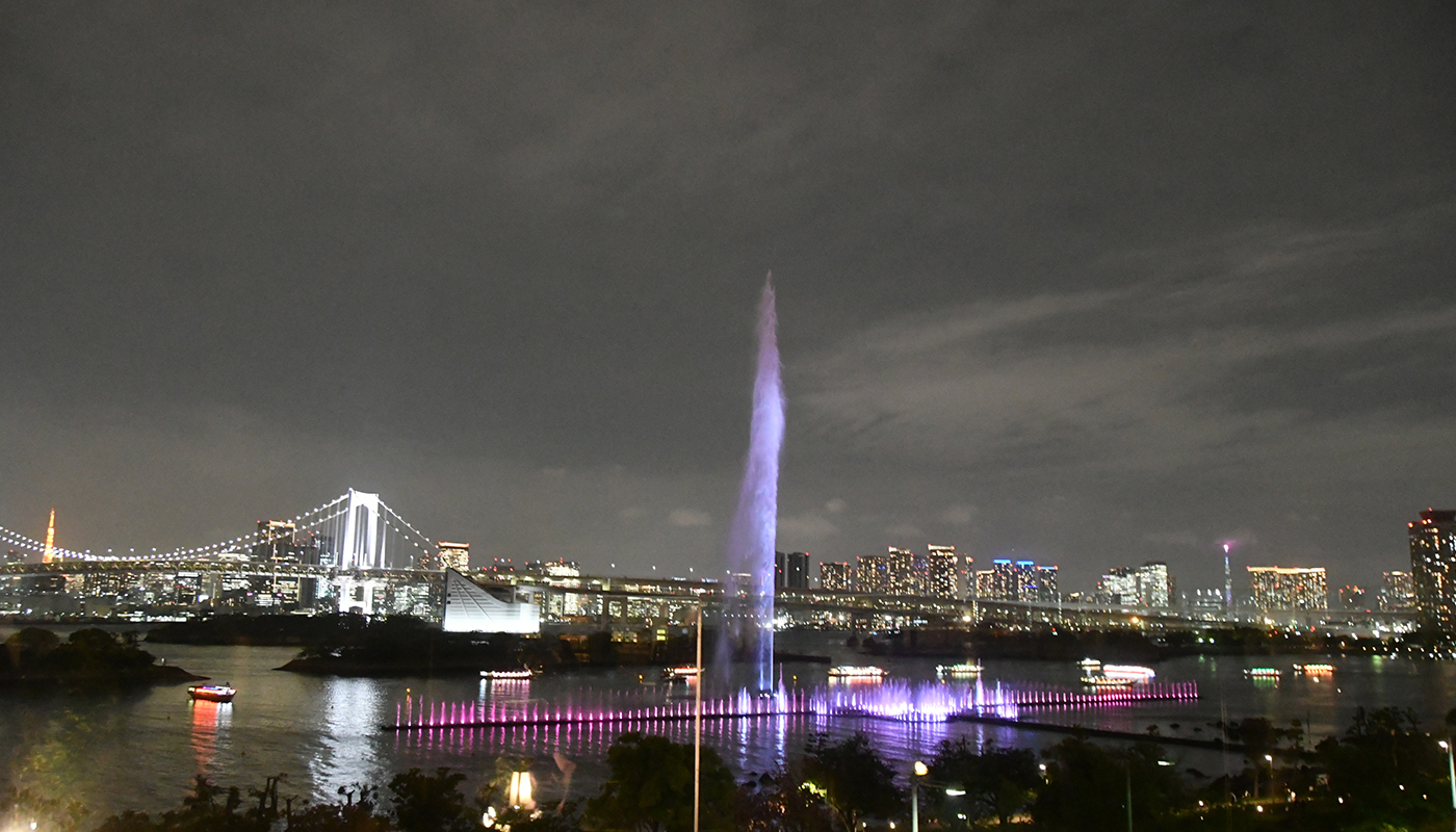 世界最大級の噴水「東京アクアシンフォニー」を、混雑知らずの特等席で絶品グルメとともに満喫！