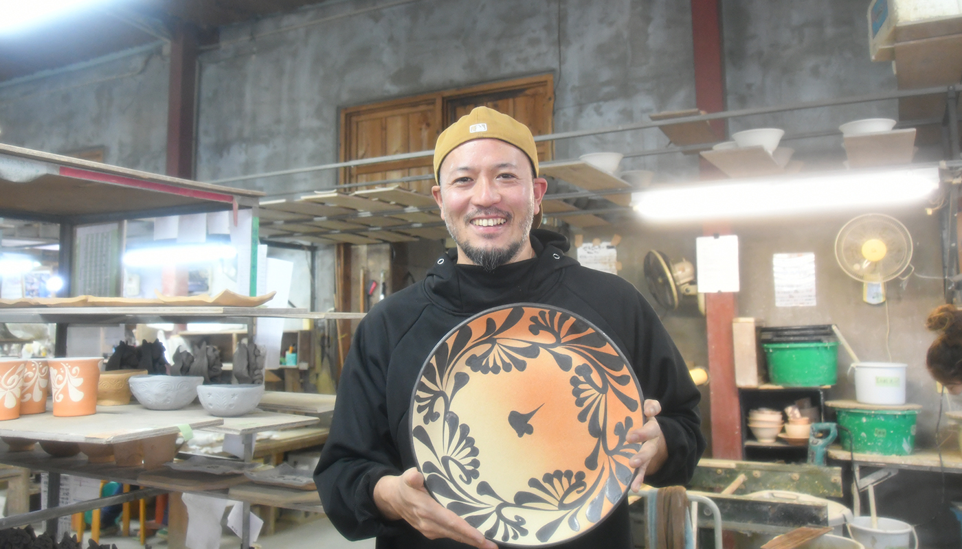沖縄･読谷村｢陶眞窯｣は､兄がつくり､姉が絵つけした“やちむん”に､弟が焼いたピザを載せる“家族愛の窯元”