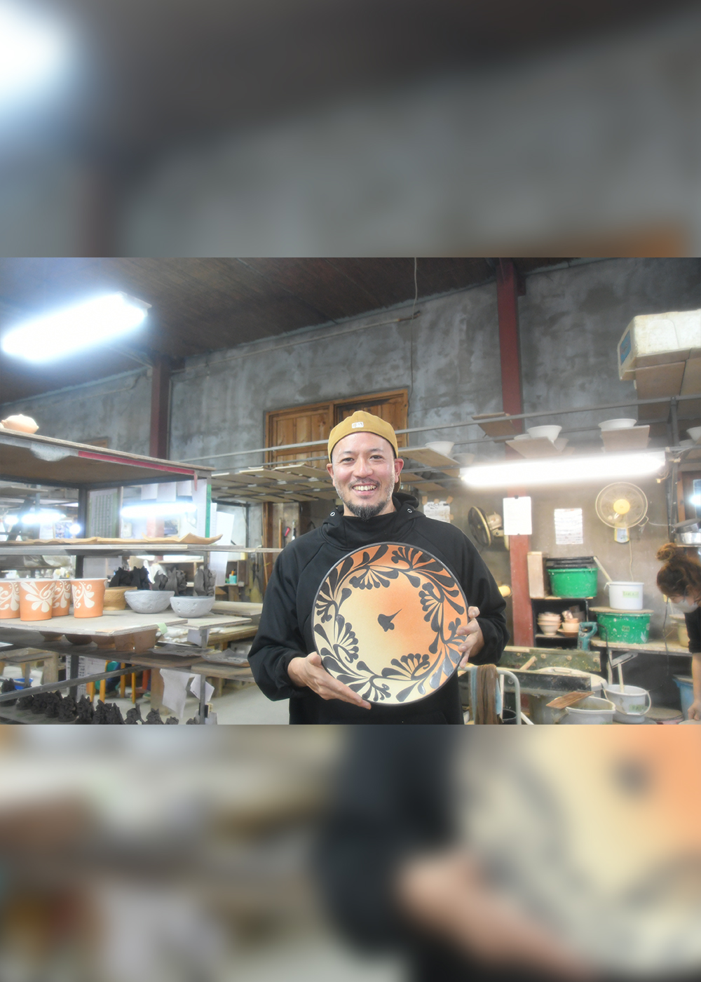 沖縄･読谷村｢陶眞窯｣は､兄がつくり､姉が絵つけした“やちむん”に､弟が焼いたピザを載せる“家族愛の窯元”